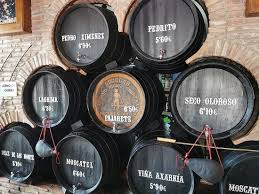 Barriles de vino a granel en bodega tradicional