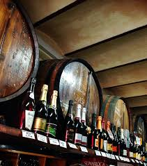 Barriles de vino en bodega tradicional